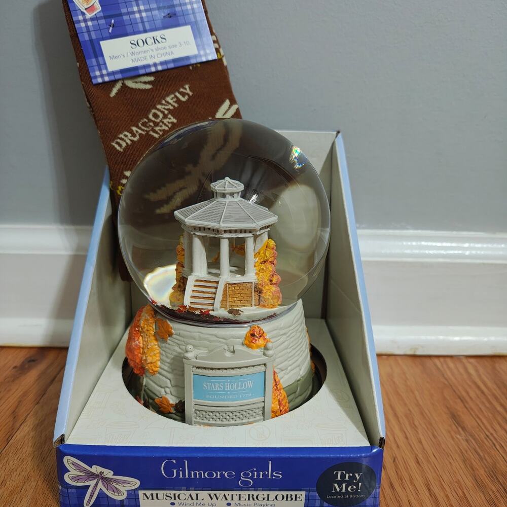 Gilmore Girls Stars Hollow Gazebo Musical Waterglobe Snow Globe & Socks Set NIB